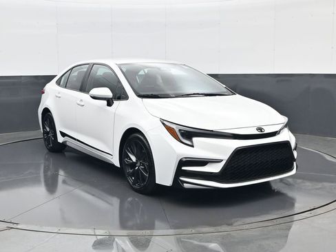 Used 2023 Toyota Corolla SE image 3