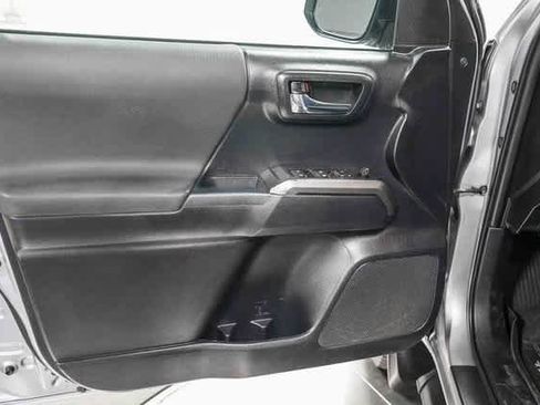 Used 2019 Toyota Tacoma TRD Sport w/ Technology Package image 21