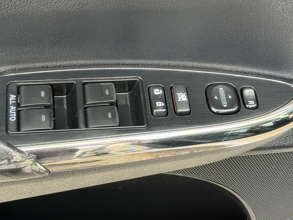 Used 2016 Toyota Avalon XLE Plus w/ Preferred Accessory Package FWD image 12