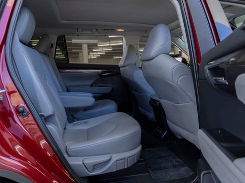 Used 2020 Toyota Highlander Platinum AWD/4WD image 25