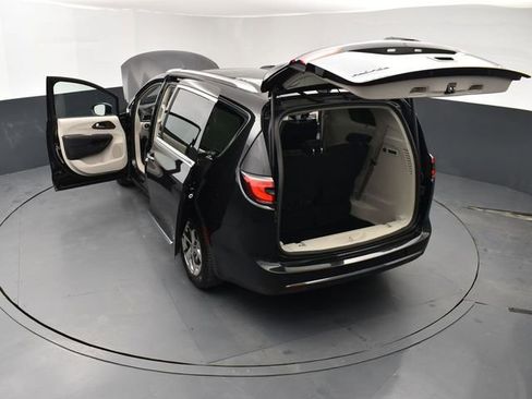 Used 2021 Chrysler Pacifica Limited w/ Uconnect Theater Family Group image 25