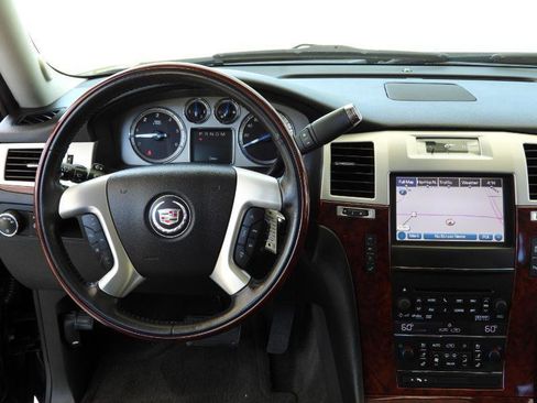 Used 2013 Cadillac Escalade Luxury RWD image 40