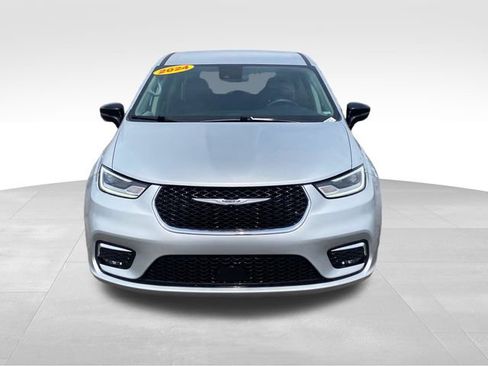 Used 2024 Chrysler Pacifica Touring-L FWD image 2