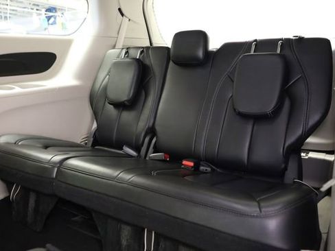 Used 2023 Chrysler Pacifica Touring-L image 32