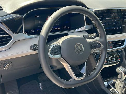 Used 2025 Volkswagen Taos SE AWD/4WD image 10