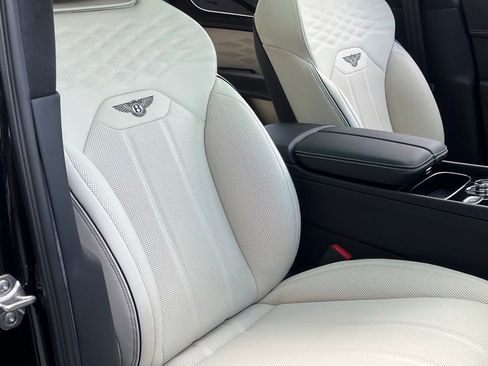 Used 2025 Bentley Bentayga AWD/4WD image 45