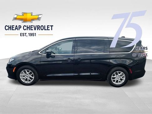 Used 2025 Chrysler Pacifica Select FWD image 2
