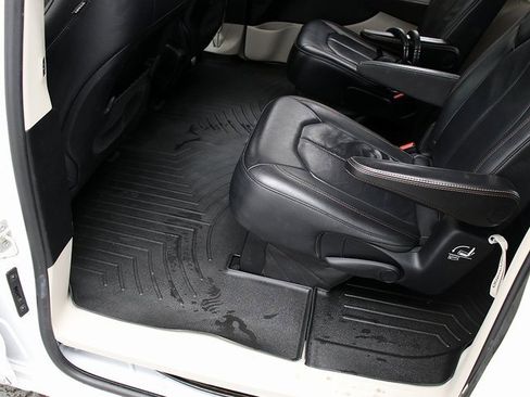 Used 2017 Chrysler Pacifica Touring-L image 25