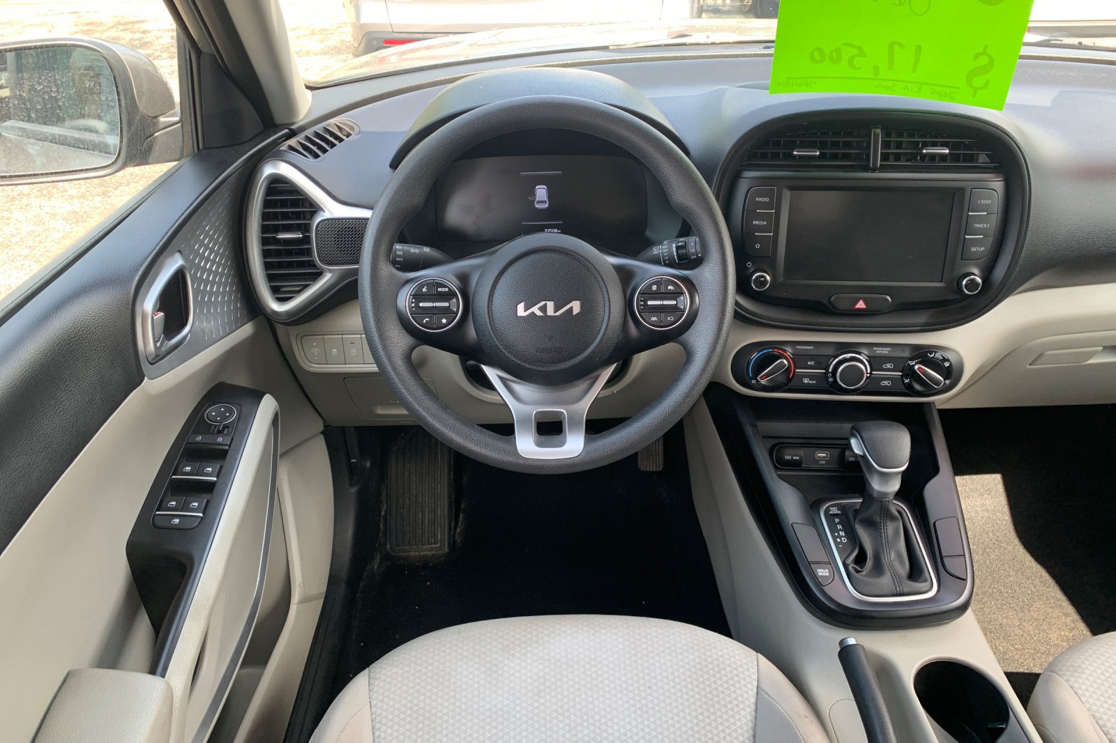 Used 2025 Kia Soul LX w/ LX Technology Package FWD image 16