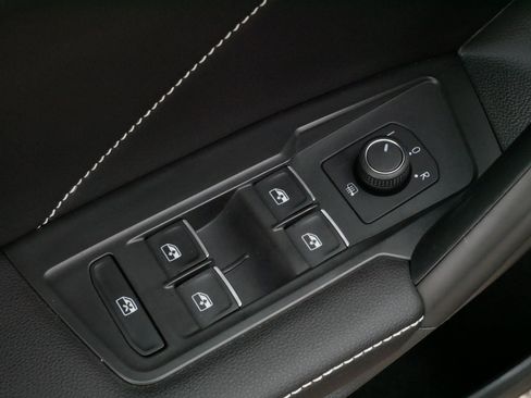 Used 2024 Volkswagen Tiguan SE AWD/4WD image 19
