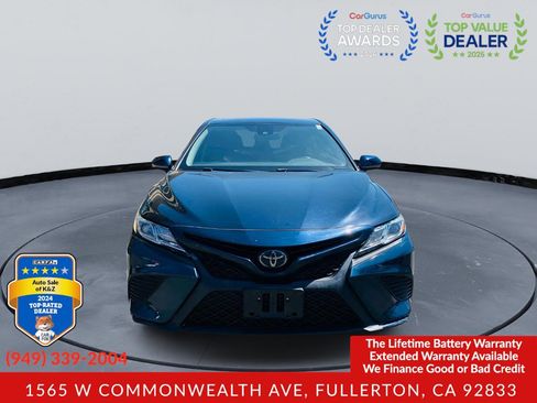 Used 2019 Toyota Camry SE w/ Carpet Mat Package FWD image 2