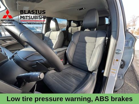 Used 2025 Mitsubishi Outlander SE image 10