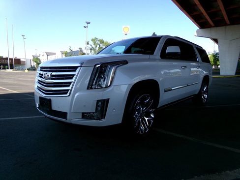 Used 2017 Cadillac Escalade ESV Platinum AWD/4WD image 2