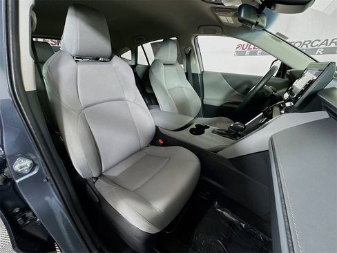 Used 2022 Toyota Venza LE image 27