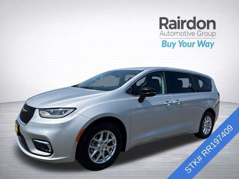 Used 2024 Chrysler Pacifica Touring-L FWD image 3