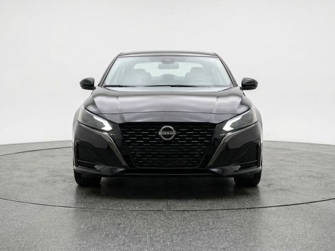 Used 2025 Nissan Altima 2.5 SV FWD image 2