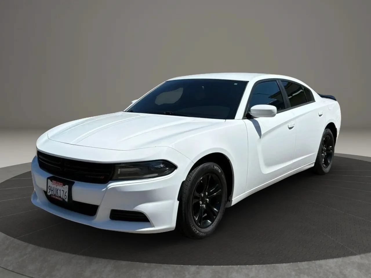 Used 2017 Dodge Charger SE RWD image 1