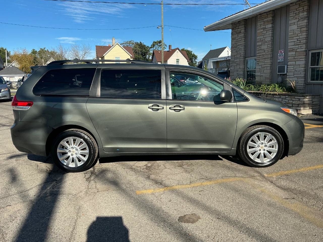 Used 2012 Toyota Sienna AWD image 3