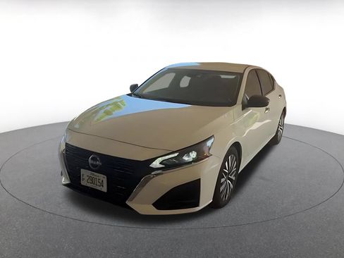 Used 2025 Nissan Altima 2.5 SV FWD image 4