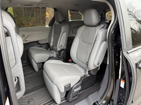 Used 2023 Toyota Sienna Limited image 16