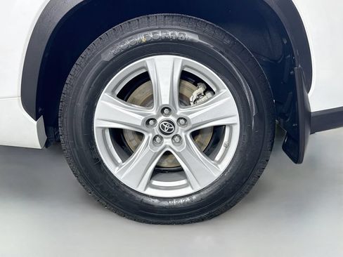 Used 2023 Toyota Highlander LE AWD/4WD image 31