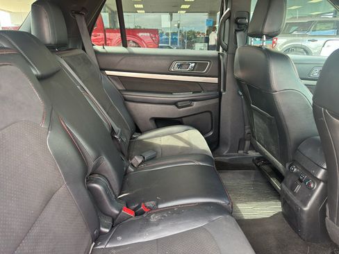 Used 2018 Ford Explorer XLT w/ XLT Appearance Package AWD/4WD image 5