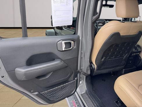Used 2018 Jeep Wrangler Unlimited Rubicon AWD/4WD image 17