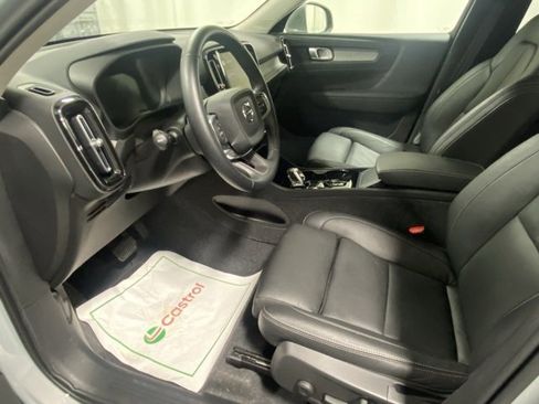 Used 2025 Volvo XC40 B5 Plus image 10