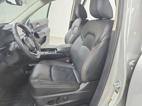 Used 2025 Nissan Pathfinder SL FWD image 19