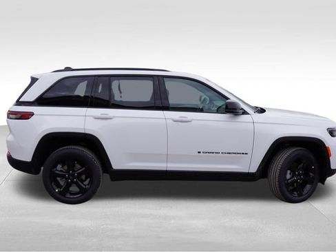 New 2025 Jeep Grand Cherokee Limited image 2