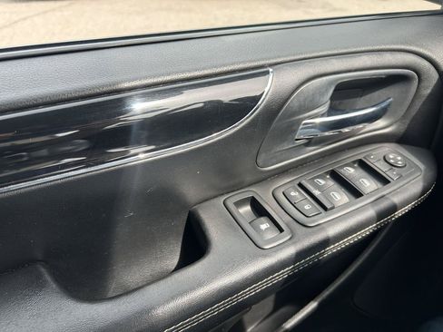 Used 2014 Chrysler Town & Country S FWD image 27