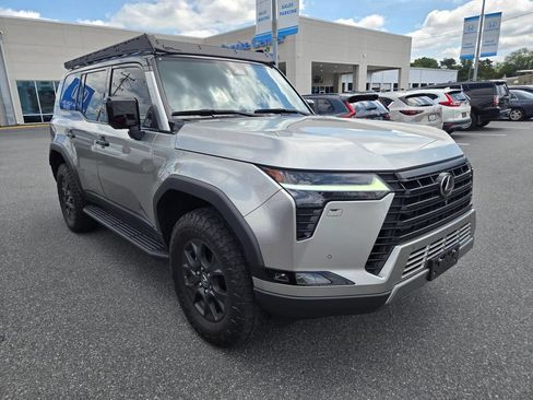 Used 2024 Lexus GX 550 AWD/4WD image 3