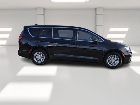 New 2026 Chrysler Pacifica Select image 6