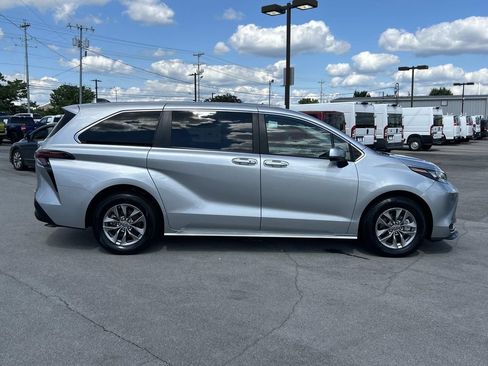 Used 2024 Toyota Sienna LE FWD image 2