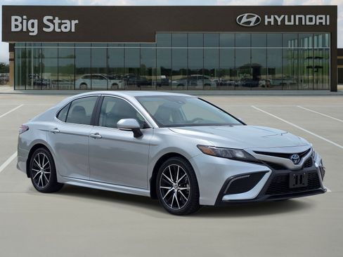 Used 2023 Toyota Camry SE w/ Audio Upgrade Package FWD image 6