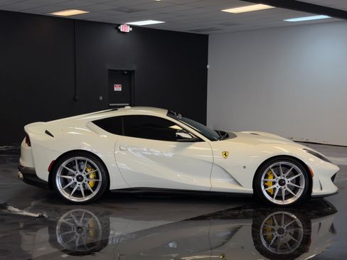 Used 2018 Ferrari 812 Superfast RWD image 2