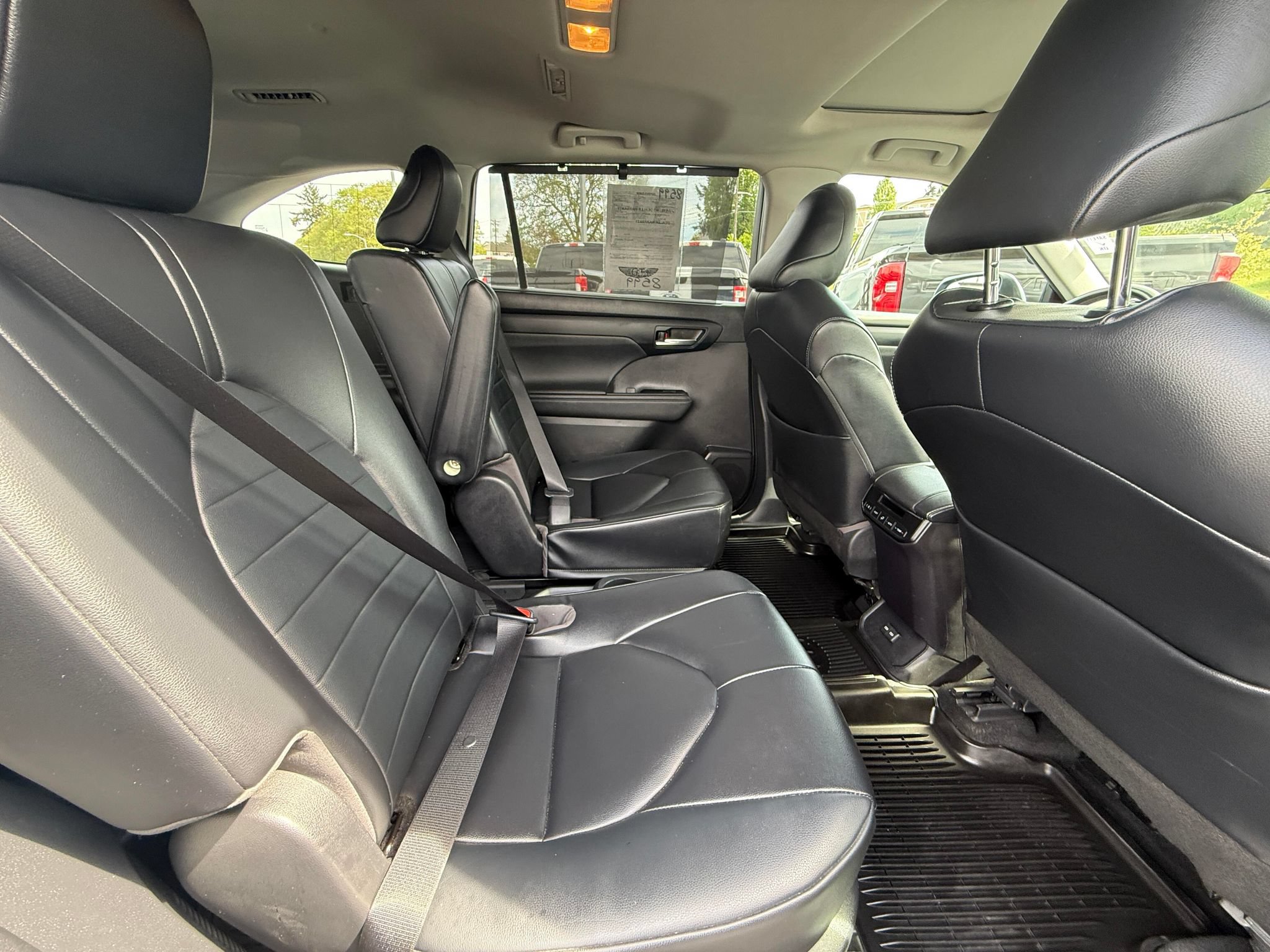 Used 2023 Toyota Highlander XLE AWD/4WD image 8