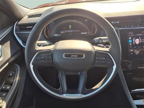 Used 2025 Jeep Grand Cherokee Altitude image 26