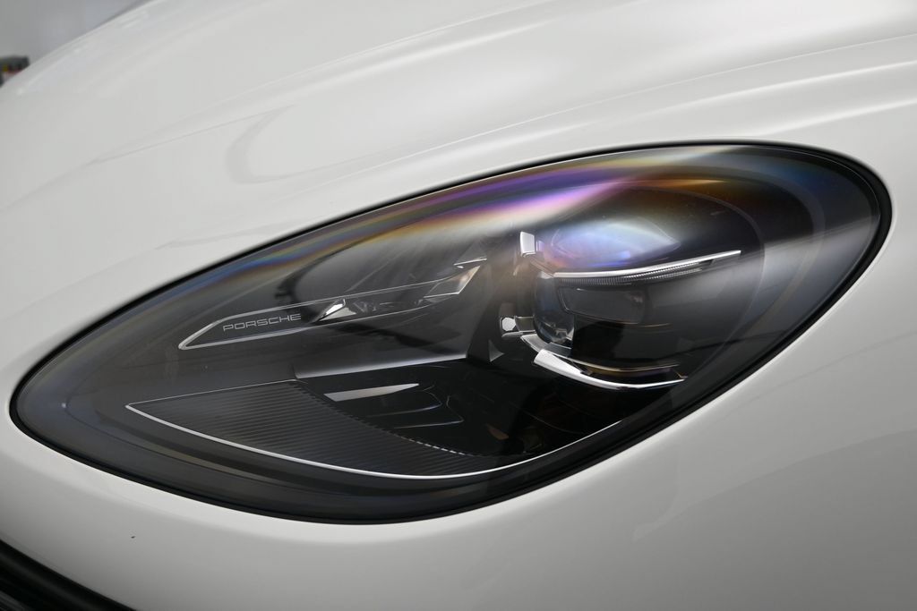 Certified 2024 Porsche Macan Turbo AWD/4WD image 36