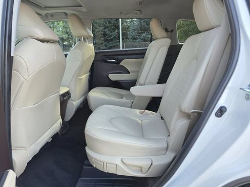 Used 2021 Toyota Highlander XLE AWD/4WD image 17