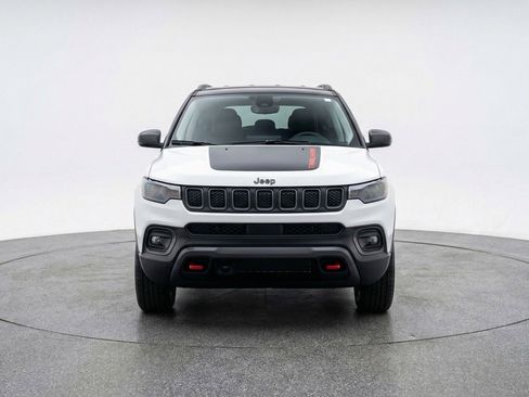 Used 2025 Jeep Compass Trailhawk image 2