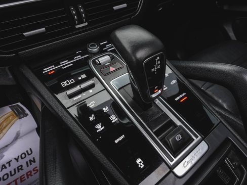 Used 2023 Porsche Cayenne Base w/ Premium Package image 31