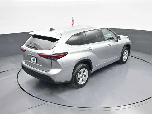 Used 2022 Toyota Highlander LE image 33