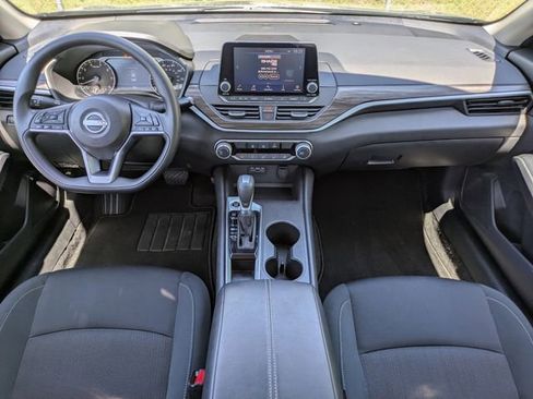 Used 2025 Nissan Altima 2.5 SV FWD image 15