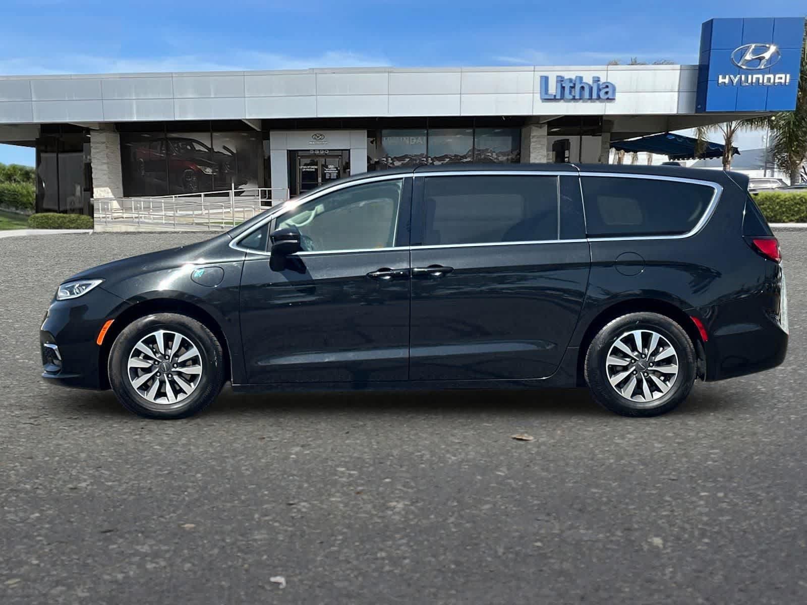 Used 2023 Chrysler Pacifica Touring-L FWD image 6