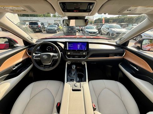 Used 2024 Toyota Grand Highlander AWD image 14