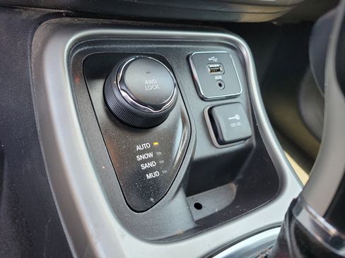 Used 2018 Jeep Compass Latitude AWD/4WD image 13
