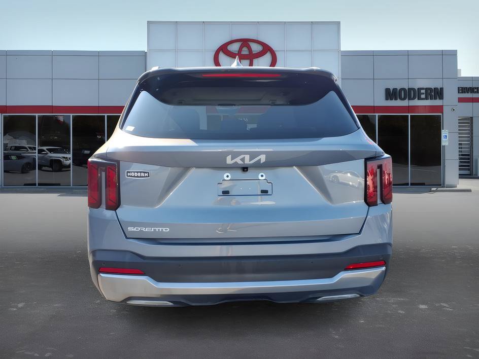 Used 2025 Kia Sorento S w/ Panoramic Sunroof Package FWD image 4