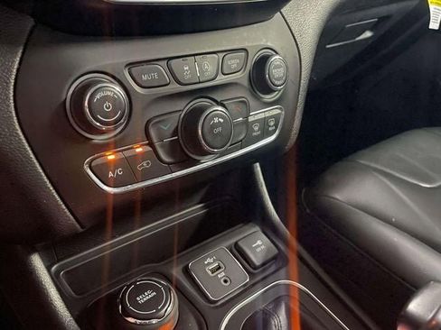 Used 2021 Jeep Cherokee Latitude Plus AWD/4WD image 29