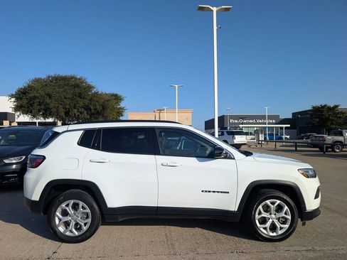 Used 2024 Jeep Compass Latitude AWD/4WD image 3